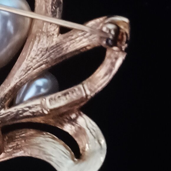 Napier Faux Pearl & Gold Tone Brooch Signed - Picture 3 of 5